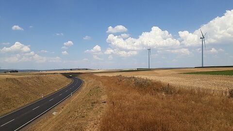 Wöllstadt B3/B45 Straße durch Ackerfläche