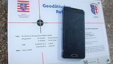 Mobiltelefon liegt auf der Tafel des Referenzpunktes