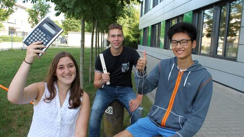 3 Auszubildende mit Arbeitsmitteln im Freien