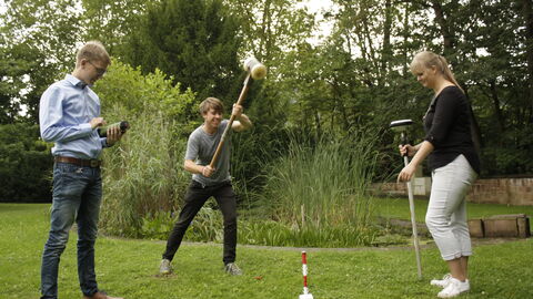 3 Auszubildende mit Arbeitsmitteln im Freien