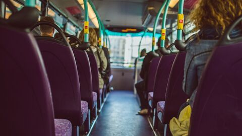 Öffentlicher Personennahverkehr Innenraum eines Busses, Blick durch den Gang