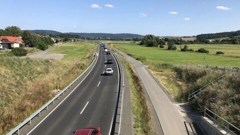 Bundesstraße mit Autos zwischen Feldern