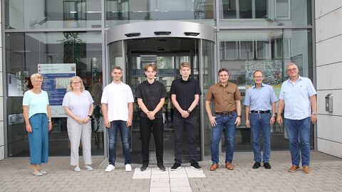 Kolleginnen und Kollegen mit den neuen Auszubildenden vor dem Eingang das Amtes für Bodenmanagement Büdingen