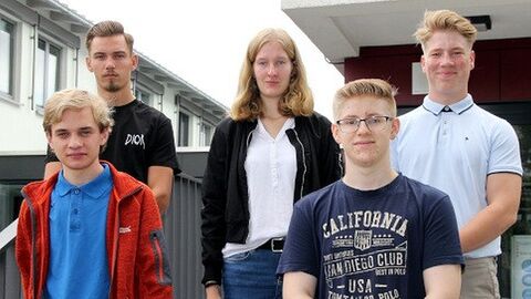 Fünf Auszubildende des Amtes für Bodenmanagement Homberg (Efze) auf einer Treppe im Freien