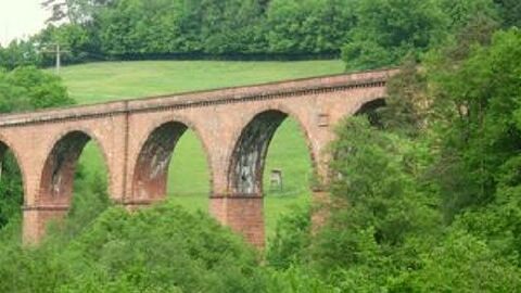 Beerfelden-Hetzbach Steinbrücke vor einem grünen Hügel