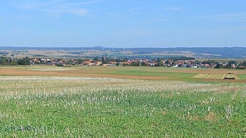 Ackerflächen, dahinter Häuser