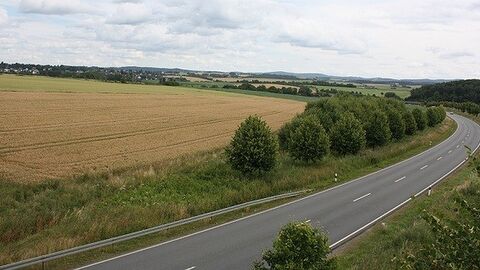 Frankenberg I Eine Straße führt in einem Bogen durch Felder