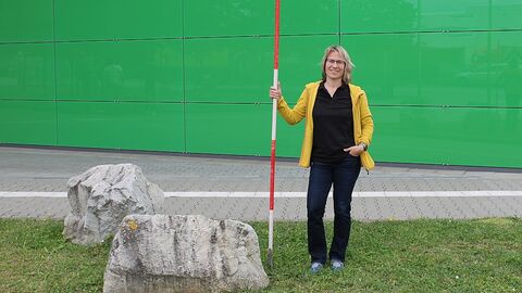 Frau Sabine Hönig vor dem Amt für Bodenmanagement Heppenheim mit einem Fluchtstab in der rechten Hand