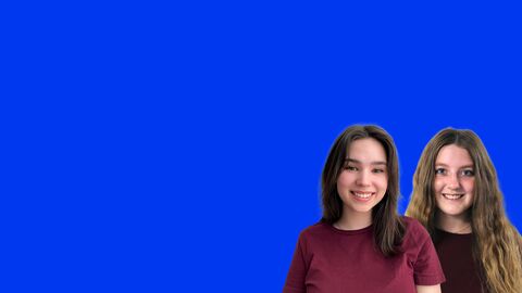 Jolina Harle und Lucy Knott vor blauem Hintergrung