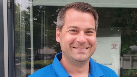 Herr Steffen Jungklaus vor der Tür des Amtes für Bodenmanagement Homberg (Efze)