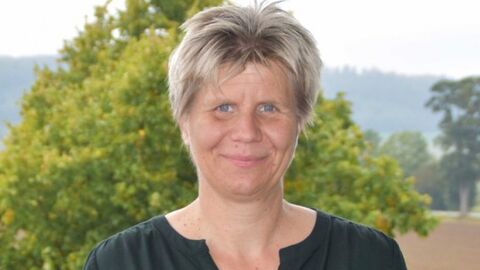 Frau Kerstin Rößner vor einem Baum, Blick in die Kamera