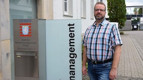 Herr Thorsten Scharf vor dem Eingang des Amtes für Bodenmanagement Fulda