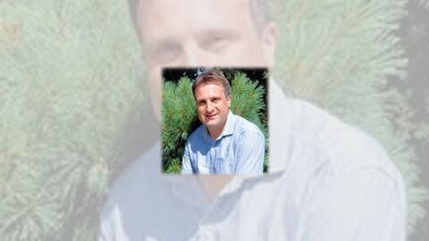 Herr Tobias Steinel vor einem Kiefernbusch