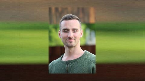 Herr Viggo Schelling vor verschwommenen Hintergrund, Blick in Kamera