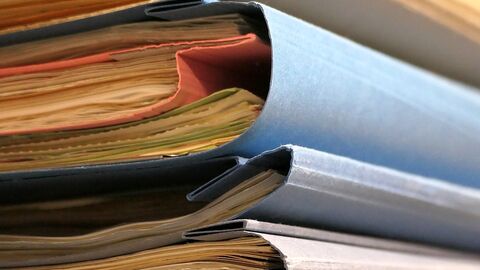 Blaue Mappe aus Pappe mit Inhalt