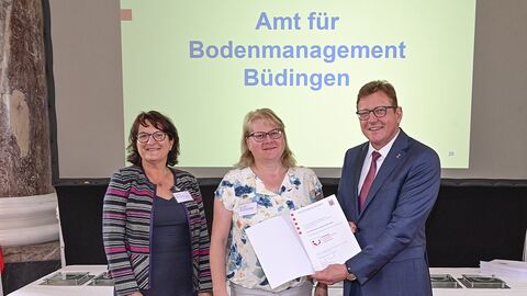 Verleihung Gütesiegel Zwei Kolleginnen des Amtes für Bodenmanagement Büdingen erhalten das Gütesiegel