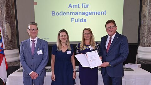 Verleihung Gütesiegel Zwei Kolleginnen und ein Kollege des Amtes für Bodenmanagement Fulda erhalten das Gütesiegel