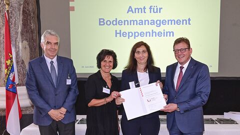 Verleihung Gütesiegel Zwei Kolleginnen und ein Kollege des Amtes für Bodenmanagement Heppenheimerhalten das Gütesiegel