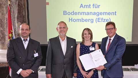 Verleihung Gütesiegel Eine Kollegin und zwei Kollegen des Amtes für Bodenmanagement Homberg (Efze) erhalten das Gütesiegel