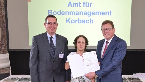 Verleihung Gütesiegel Eine Kollegin und ein Kollege des Amtes für Bodenmanagement Korbach erhalten das Gütesiegel