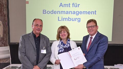 Verleihung Gütesiegel Eine Kollegin und ein Kollege des Amtes für Bodenmanagement Limburg a. d. Lahn erhalten das Gütesiegel