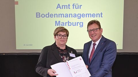 Verleihung Gütesiegel Eine Kollegin des Amtes für Bodenmanagement Marburg erhält das Gütesiegel