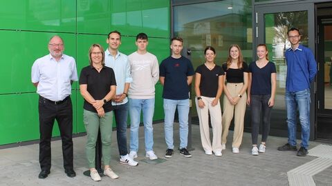 Ausbildung AfB Heppenheim Auszubildende mit Kollegin und Kollegen vor dem Eingang des Amtes für Bodenmanagement Heppenheim