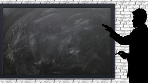 Tafel an Wand, rechts daneben eine Silhouette, die auf die Tafel deutet