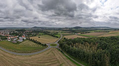 Panorama Felsberg Panorama von Felsberg, im Vordergrund ein kleines Wäldchen, links im Hintergrund Häuser