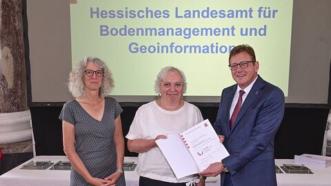 Verleihung Gütesiegel Zwei Kolleginnen des Hessischen Landesamtes für Bodenmanagement und Geoinformation erhalten das Gütesiegel