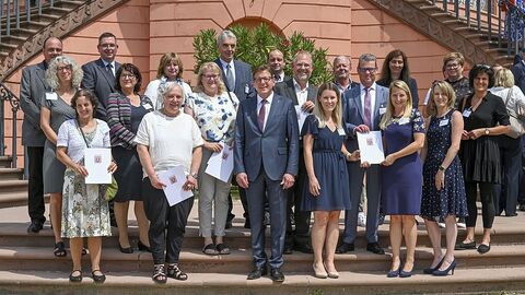 Viele Menschen auf der Treppe vor dem Biebricher Schloss