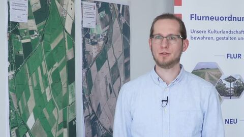 Markus Albrecht vor einem Flurneuordnungs-Roll-Up