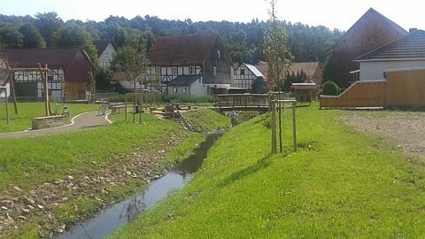 Brücke über Bach in einem Dorf