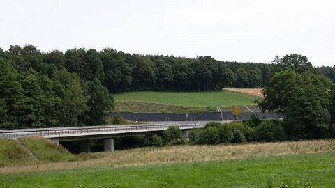 Straßenbrücke durch Acker- und Waldflächen