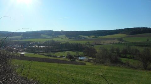 Ebersburg – Ebersberg Blick in ein Tal mit grünen Ackerflächen, Bäumen und Teich