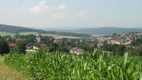 Ebersburg - Weyhers Hügelige Landschaft mit Dorf