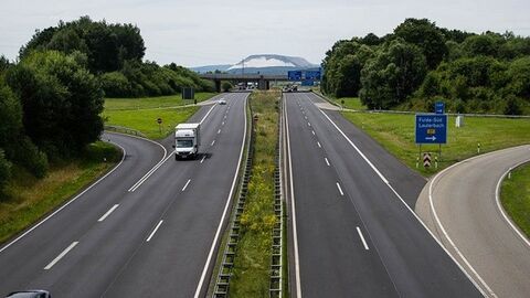 Autobahn mit Brücke im Hintergrund