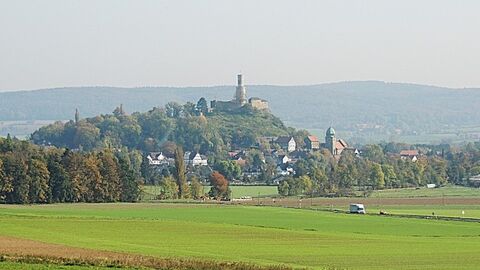 Blick über Felder auf Burg