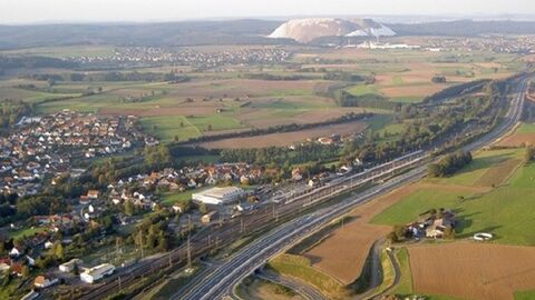 Luftaufnahme der Autobahn A 66 mit Kaliberg im Hintergrund