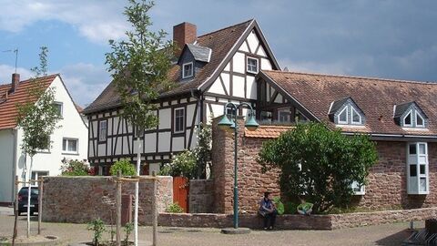 Hattersheim - Okriftel Blick auf Fachwerkhaus hinter einer Backsteinmauer