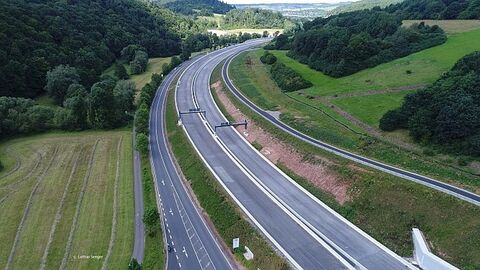 Autobahn durch Felder