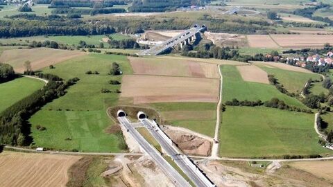 A 44 - Hessisch Lichtenau/Walburg Autobahn mit zwei Tunnelröhren, im Hintergrund eine Brücke