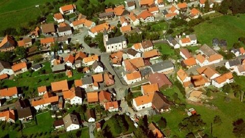 Luftbild von Dorf mit Kirche