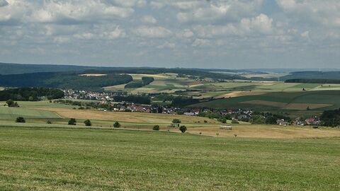 Blick über Hügel mit Feldern