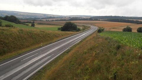 Straße durch Felder