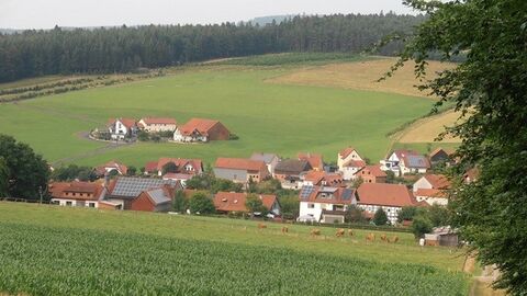 Blick auf Dorf in einer Senke