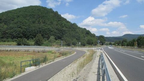 Blick auf Straße mit Linksabbiegerspur