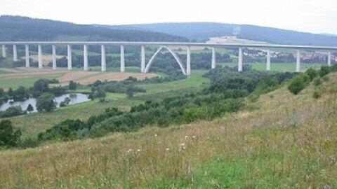 Große Brücke über eine Senke