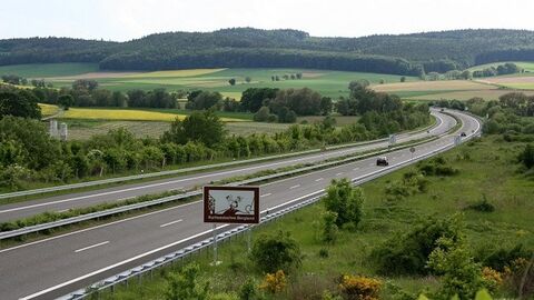 Autobahn durch Wiesen