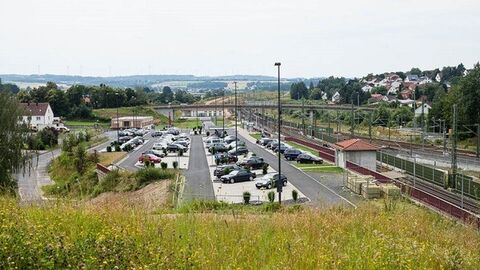 Parkplatz mit Autos an einem Bahnhof